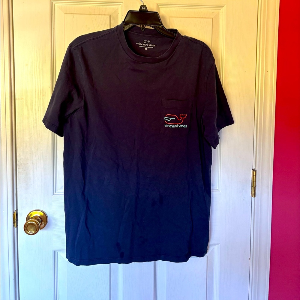 Vineyard Vines Men's Navy Blue pocket tee Sz med! Sailboats design! Excellent!